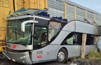 Suman 10 muertos y 55 lesionados tras embestida de tren a autobús en Atlacomulco