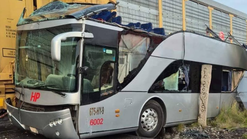 Suman 10 muertos y 55 lesionados tras embestida de tren a autobús en Atlacomulco