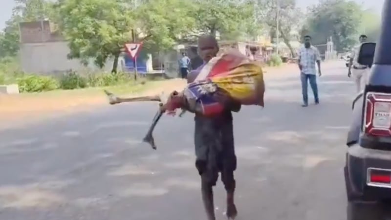 VIDEO: Hombre desentierra a su hermana para demostrar su muerte y reclamar sus ahorros