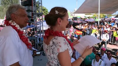 El candidato presidencial de Morena y su esposa, este domingo en Minatitlán, Veracruz