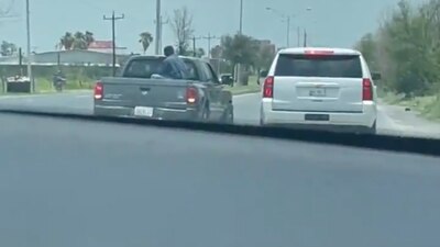 En el video se aprecia cómo se empareja una camioneta en la que viajaba el morenista