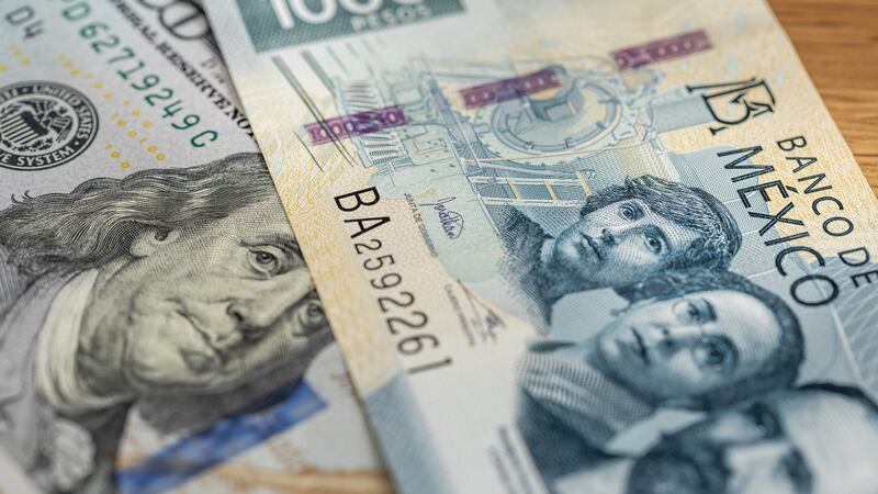 Peso le saca ventaja al dólar; tipo de cambio se ubica en 20.68