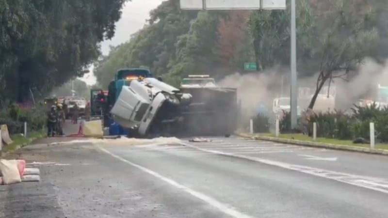 Vuelca tráiler con sustancias químicas y provoca cierre en la México-Cuernavaca