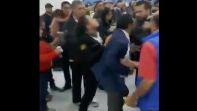 Un empleado de la aerolínea se lanzo a los golpes contra un client