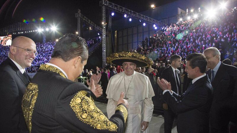 El Día que Peña Nieto le puso un sombrero de charro al Papa Francisco