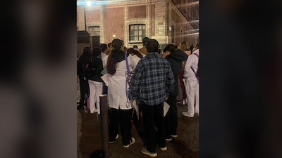 Los manifestantes se apuestan afuera del Palacio Nacional
