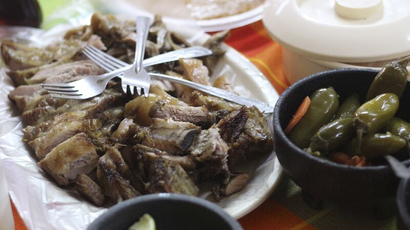 Hombre de 51 años muere al atragantarse con carnitas en Toluca