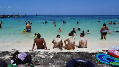 Se entrega al cumplir el año de servicio o cuando el trabajador pida sus días de vacaciones