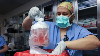 Consiste en curar a pacientes humanos con células, tejidos u órganos de animales