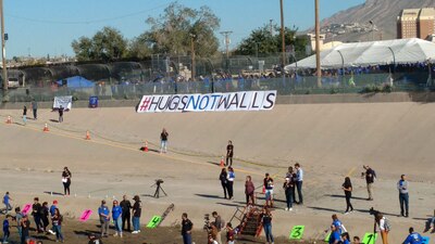 Personas se congregaron en el tramo que divide Anapra, del lado mexicano, y Sunland Park, en EU