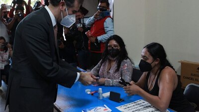 El Consejero Presidente del INE acudió a la casilla correspondiente para participar en la consulta