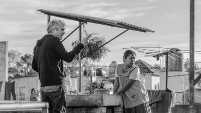 Alfonso Cuarón dirigiendo una de las escenas de 'Roma'