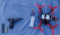 Decomisan dron modificado para carga, armas y material explosivo tras cateo en casa de Jiutepec