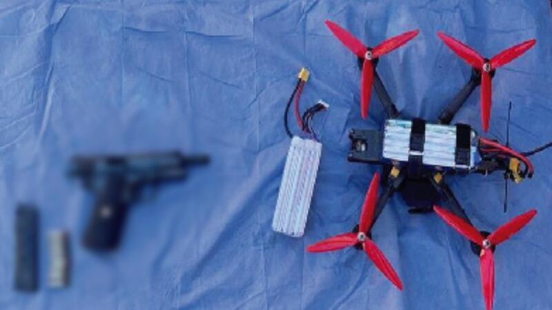 Decomisan dron modificado para carga, armas y material explosivo tras cateo en casa de Jiutepec