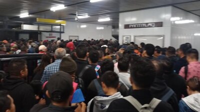 Las largas filas se extienden hasta los paraderos