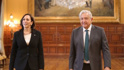 El 'chascarrillo' fue hecho por la vicepresidenta de EU durante su visita a México, reveló AMLO en su más reciente libro