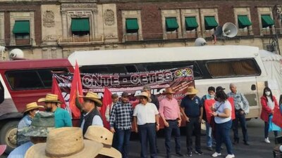 Los maestros se plantaron frente a Palacio Nacional en espera de una respuesta.