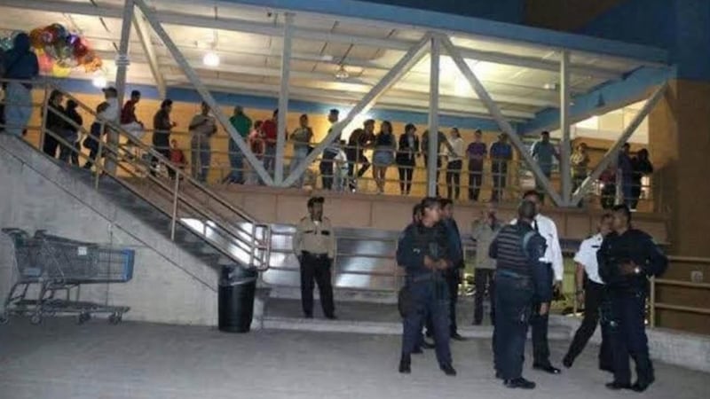 Asalto masivo en Walmart de Cuernavaca deja a una persona herida de bala