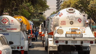 CIUDAD DE MÉXICO, 09ABRIL2025.- Gaseros de la Ciudad de México y del Estado de México se manifestaron con sus pipas frente a las instalaciones de la Secretaría de Energía, para exigir una tarifa diga, ya que dicen que tienen competencia desleal con distribuidores que vende gas ilegal. FOTO: ROGELIO MORALES/CUARTOSCURO.COM