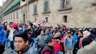 Ayer, López Obrador anunció un aumento de 8.2% al salario de los docentes del país