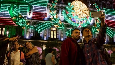 Las luces que iluminan los alrededores del Zócalo de la CDMX, dónde habrá de realizarse un festival cultural el 15 de septiembre