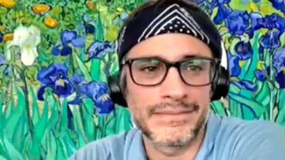 Gael García Bernal, en videoconferencia con Adela Micha.