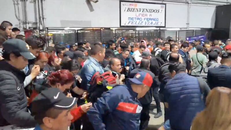 VIDEO: Colapsa Línea A del Metro y Pantitlán reporta aglomeraciones masivas