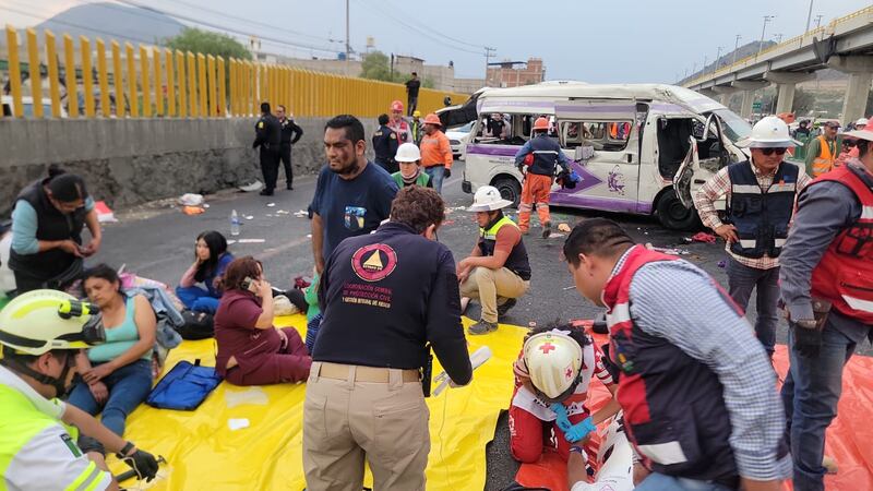 Vuelca transporte colectivo en la Autopista México-Puebla