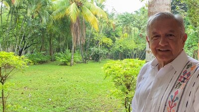 Tras las críticas por las vallas en Palacio Nacional, el presidente dijo que se ha desatado una campaña en su contra