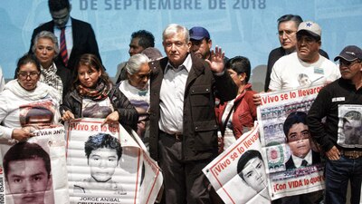 AMLO se reunió con familiares de los 43 normalistas