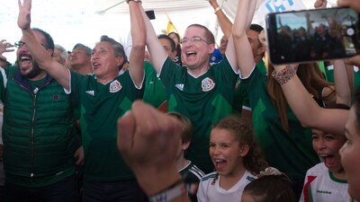 Ricardo Anaya Cortés mientras veía el partido de México ante Alemania