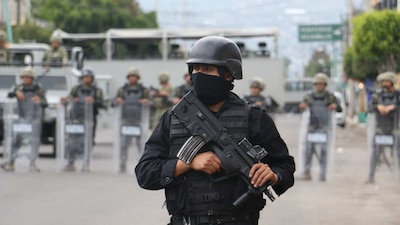 Elementos de la Marina resguardan la zona en la que murió un presunto líder delictivo en la CDMX