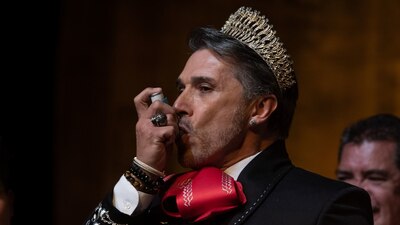 No pudo terminar la frase y solo atinó a sacar su inhalador y a echarse aire con las manos