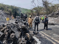 Pipa explota sobre la carretera Iguala-Cuernavaca; reportan 5 lesionados
