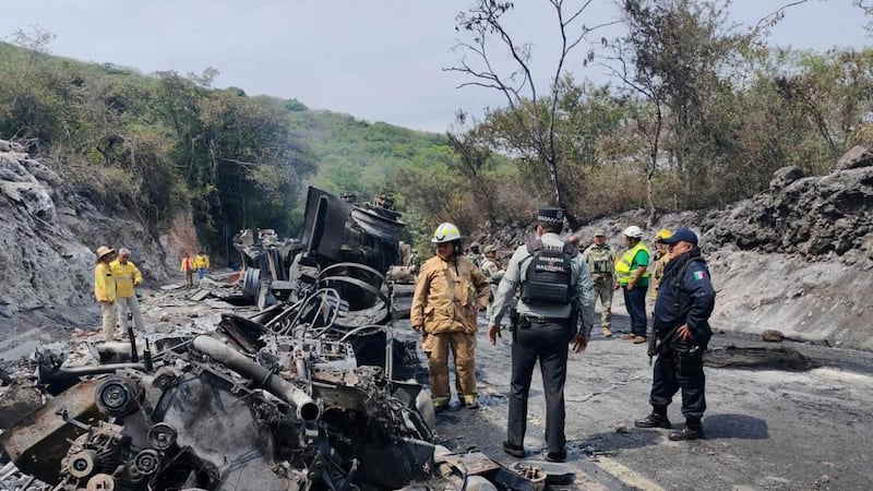 Pipa explota sobre la carretera Iguala-Cuernavaca; reportan 5 lesionados