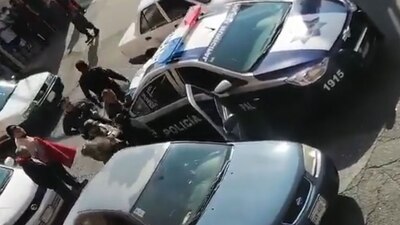 La mujer golpeó y pateó a las policías en varias ocasiones