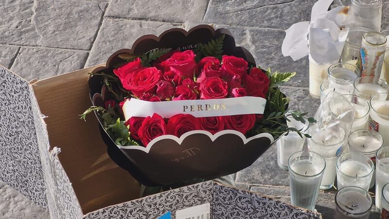 Dejan ramo de flores con la leyenda “Perdón” frente a local donde mataron a Valeria Márquez