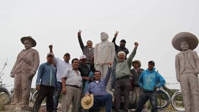 La figura fue colocada a un lado de otros personajes de la historia como Villa y Zapata
