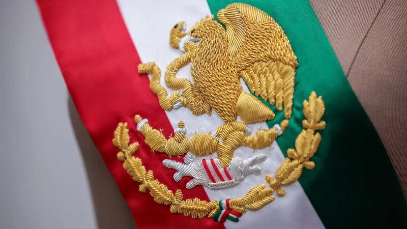 Hilos de oro y plata: Los datos curiosos de la banda presidencial de Sheinbaum