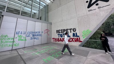 Con pintas, las trabajadoras sexuales exigieron respeto e intervinieron la fachada del MUAC