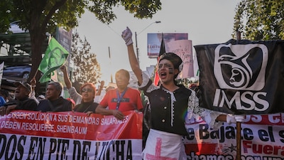 CIUDAD DE MÉXICO, 30OCTUBRE2026.-Integrantes del movimiento de trabajadores activos y jubilados del Instituto Mexicano del Seguro Social (IMSS) avanzan sobre Eje Central Lázaro Cárdenas, como parte de una jornada de protesta nacional. Los manifestantes demandan mejores condiciones laborales, un incremento salarial del 10 por ciento, una jubilación digna, mayor abasto de medicamentos y la renovación de la dirigencia sindical.FOTO: ESTRELLA JOSENTO/CUARTOSCURO.COM