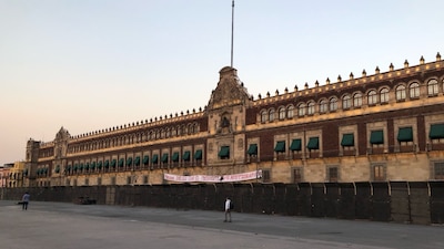 Camiones con decenas de vallas llegaron este miércoles