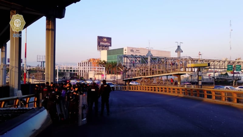 MINUTO A MINUTO: Taxistas se manifiestan en el AICM contra apps de transporte