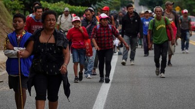 El funcionario incurrió en actos de discriminación, por lo que miembros de la caravana lo abuchearon