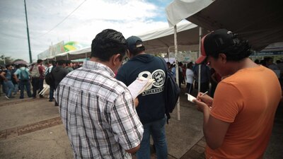 Miles de tabasqueños acudieron para intentar obtener una plaza