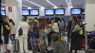 La aerolínea también les otorga mascarillas para evitar contagios