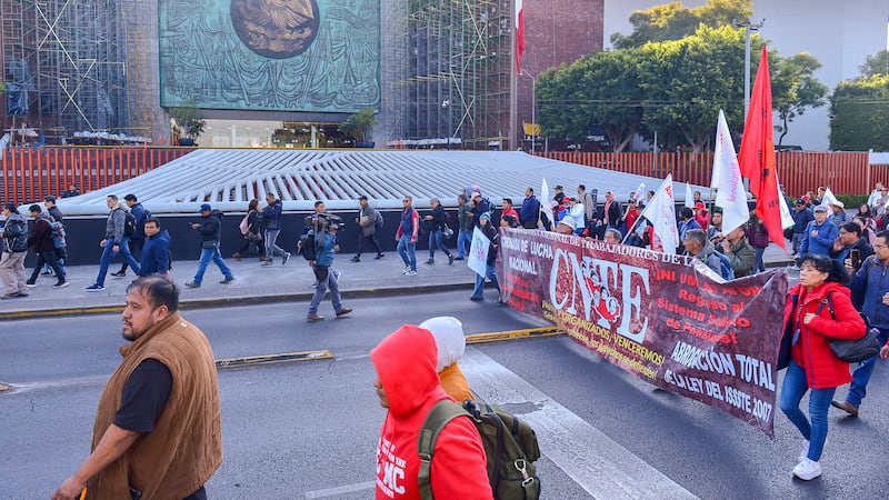 CNTE instala plantón frente a la Cámara de Diputados