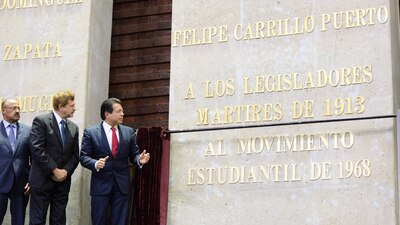 Líderes de las bancadas develan las letras de oro por el movimiento del 68