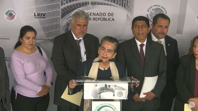 La senadora de Morena, Gloria Sánchez Hernández (centro), durante una conferencia de prensa