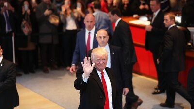 De acuerdo con un sondeo, casi 60% de los estadounidenses también dice que el magnate debería cerrar su cuenta de Twitter